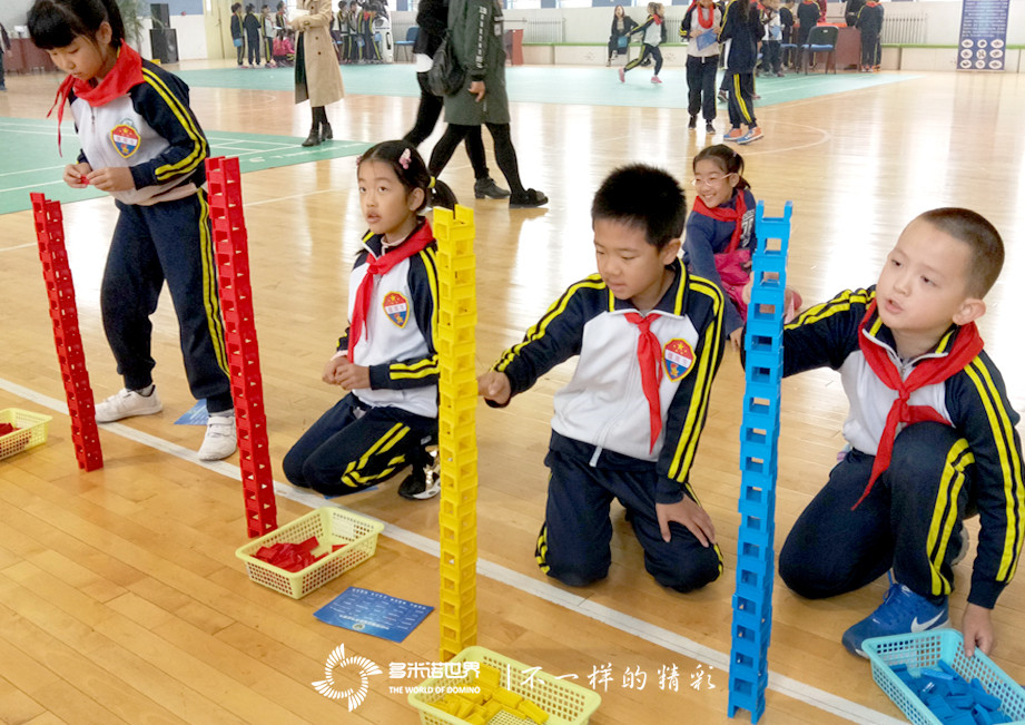 多米諾骨牌走進(jìn)94中學(xué)科技節