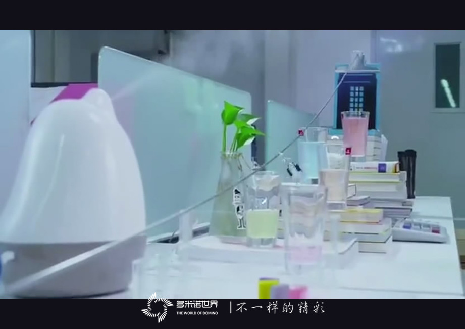 “I’m BACK！”黑莓視頻—精巧多米諾裝置展示KEYone新品特性