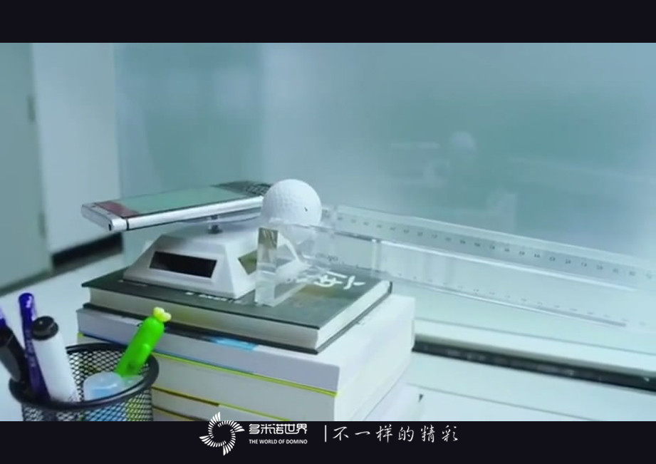 “I’m BACK！”黑莓視頻—精巧多米諾裝置展示KEYone新品特性