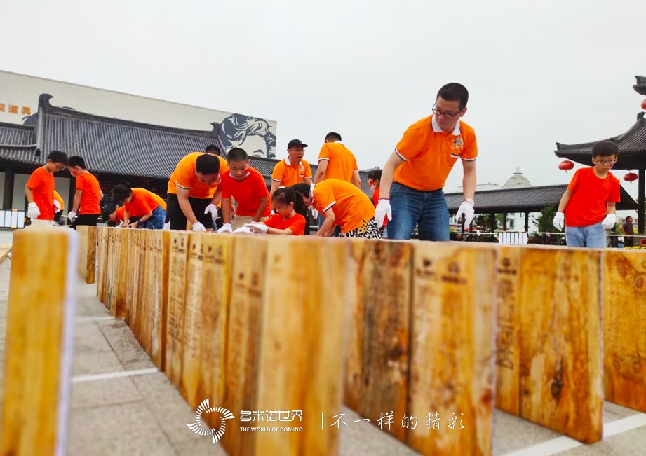  1萬(wàn)塊多米諾骨牌，總長(cháng)2500米！象山影視城“演繹”長(cháng)征路